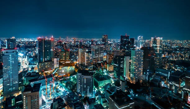 Vue d'un grand centre urbain illuminé la nuit