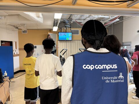 Les jeunes visite les laboratoires de l'IURDPM.  Aperçu de dos avec dossard cap campus